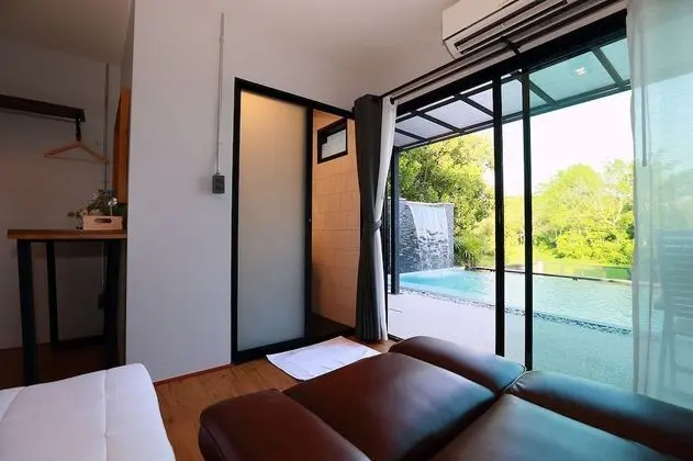 Pool Access Room (1)