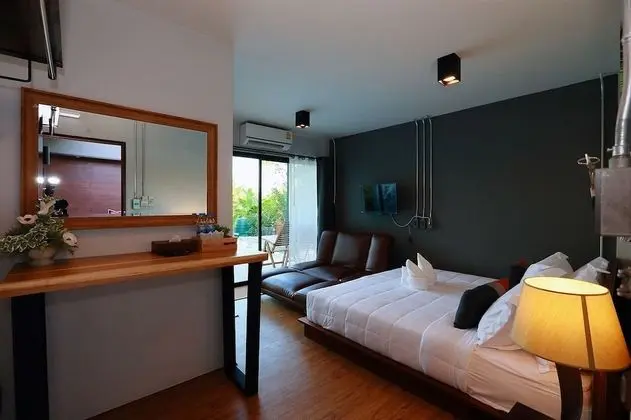 Pool Access Room (1)