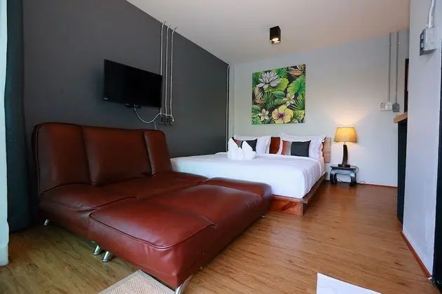 Pool Access Room (1)