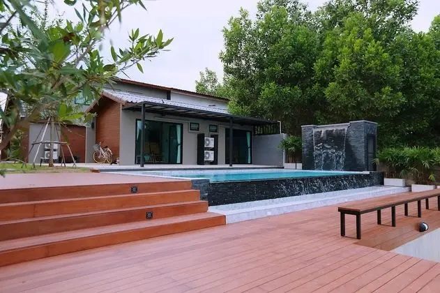 Pool Access Room (1)