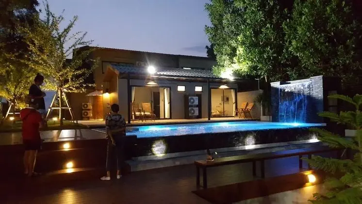 Pool Access Room (1)