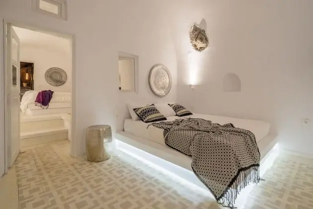Earth Suite with Outdoor heated Jacuzzi & Caldera View