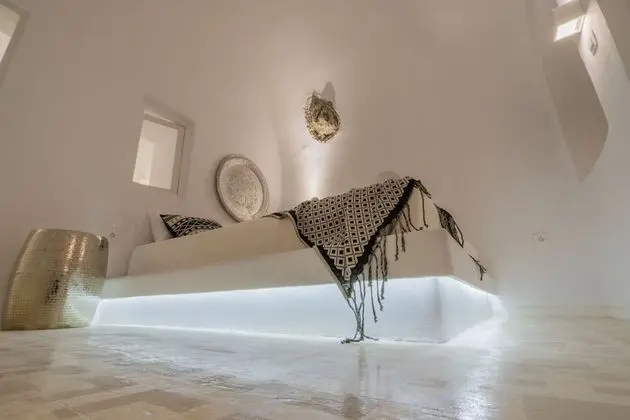 Earth Suite with Outdoor heated Jacuzzi & Caldera View