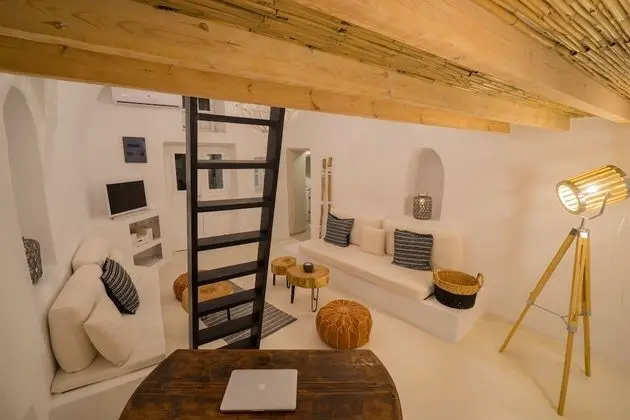 Earth Suite with Outdoor heated Jacuzzi & Caldera View