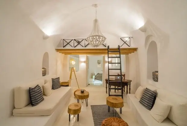 Earth Suite with Outdoor heated Jacuzzi & Caldera View