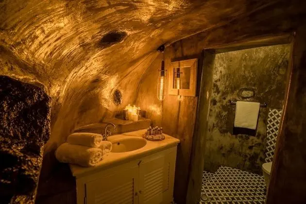 Earth Suite with Outdoor heated Jacuzzi & Caldera View