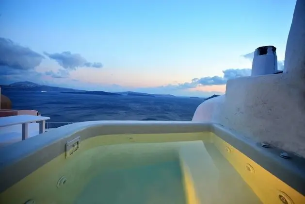 Earth Suite with Outdoor heated Jacuzzi & Caldera View