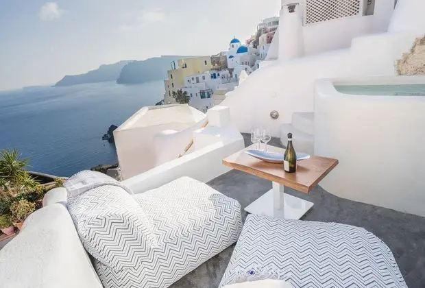 Earth Suite with Outdoor heated Jacuzzi & Caldera View