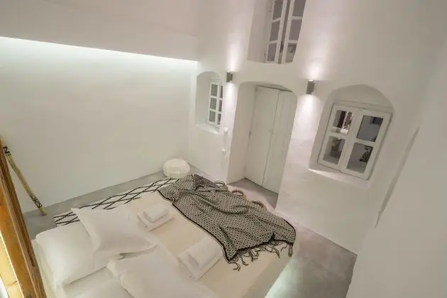 Sky Suite with indoor heated Jacuzzi & Caldera View
