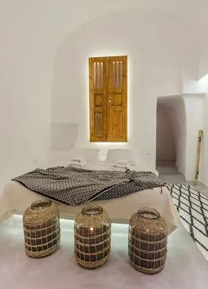 Sky Suite with indoor heated Jacuzzi & Caldera View