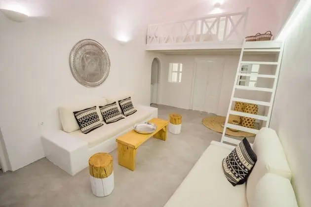 Sky Suite with indoor heated Jacuzzi & Caldera View