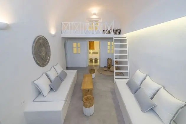 Sky Suite with indoor heated Jacuzzi & Caldera View
