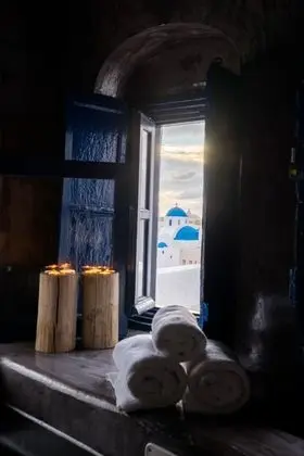 Sky Suite with indoor heated Jacuzzi & Caldera View