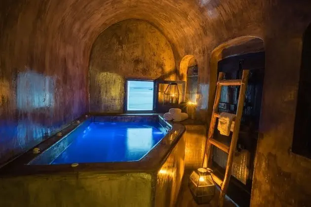 Sky Suite with indoor heated Jacuzzi & Caldera View