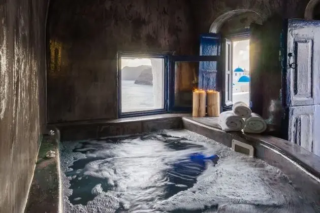 Sky Suite with indoor heated Jacuzzi & Caldera View