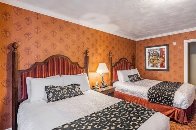 Deluxe Double Queen Room