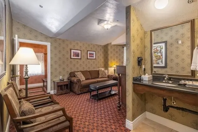 Penthouse Suite (No Pets Allowed)