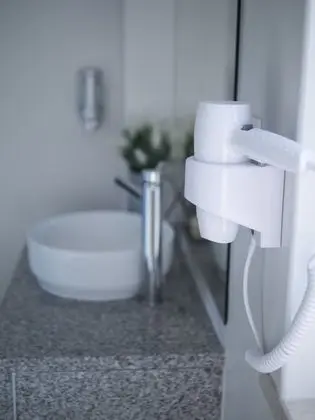 Tek Büyük Yataklı Oda, Ortak Banyo
