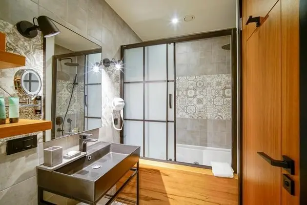 Corner Oda, Deniz Manzaralı, Küvetli veya Jakuzili