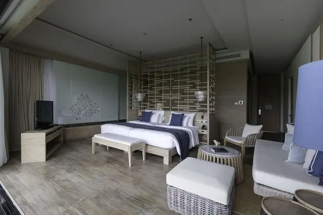 Deluxe sky pool suite