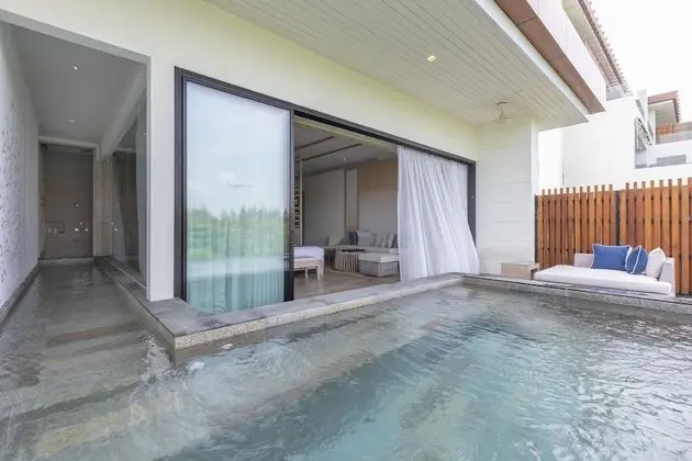 Deluxe sky pool suite