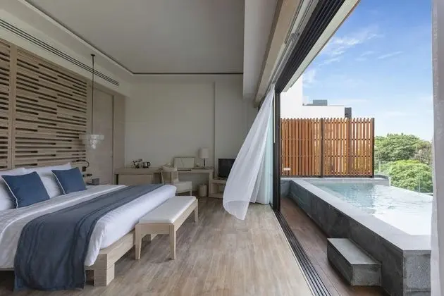 Sky pool suites
