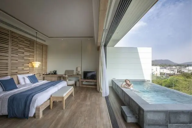Sky pool suites