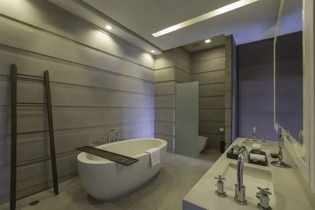 Sky pool suites