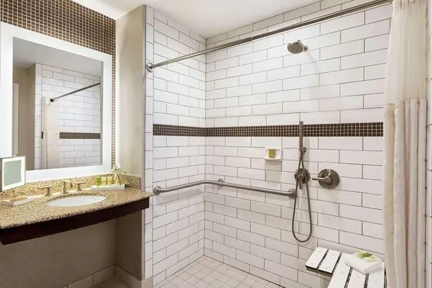 Oda, 2 Büyük (Queen) Boy Yatak, Engellilere Uygun (Mobility & Hearing, Roll-in Shower)