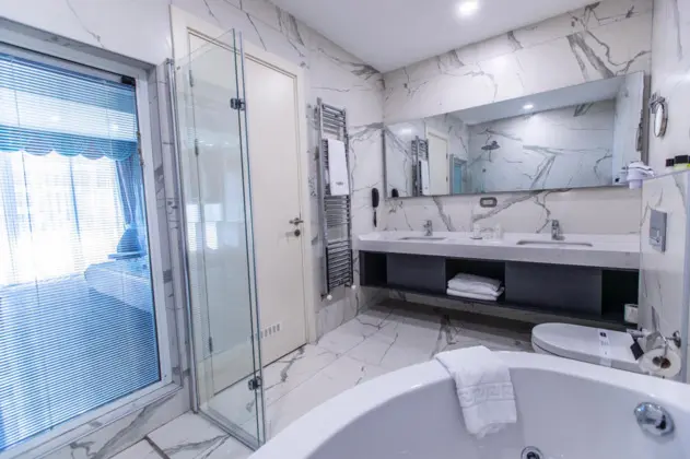 Jakuzili ve Teraslı Oda, Şehir Manzaralı