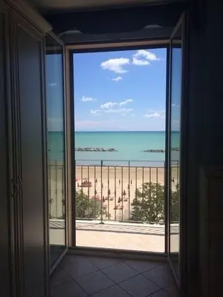 Tek Büyük veya İki Ayrı Yataklı Oda, Deniz Manzaralı