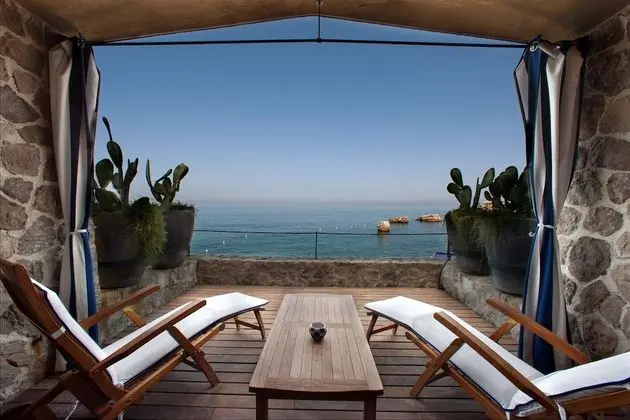 Superior Tek Büyük Yataklı Oda, Teras, Deniz Manzaralı (Superior Patio)