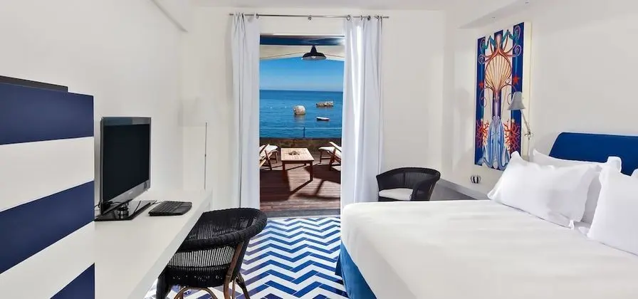 Superior Tek Büyük Yataklı Oda, Teras, Deniz Manzaralı (Superior Patio)