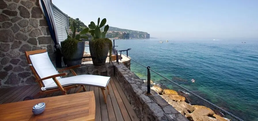 Superior Tek Büyük Yataklı Oda, Teras, Deniz Manzaralı (Superior Patio)