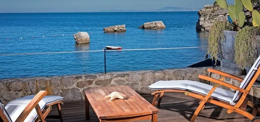Superior Tek Büyük Yataklı Oda, Teras, Deniz Manzaralı (Superior Patio)