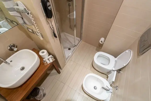 Büyük Yataklı Tek Kişilik Oda