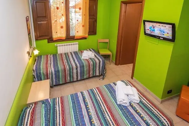 Tek Büyük veya İki Ayrı Yataklı Oda (1)
