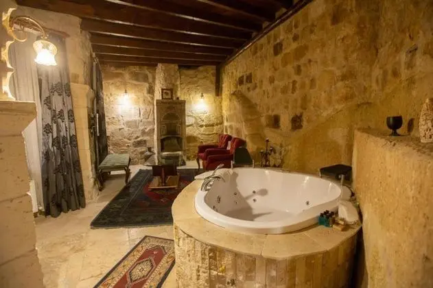 Cave Suite,    , Şömineli ve Jakuzili