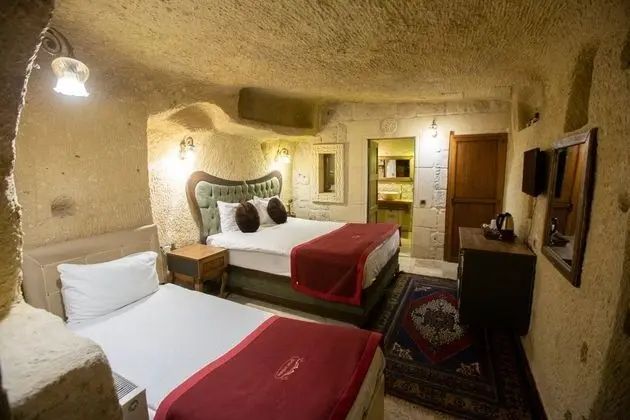 Deluxe Cave Room