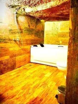 Cave Aile Odası,    , Jakuzili