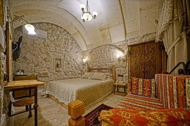 Çift Kişilik, Avlu Manzaralı