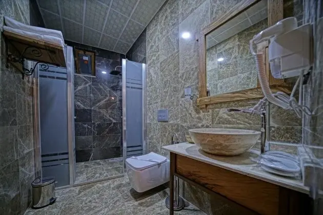 Çift Kişilik, Avlu Manzaralı