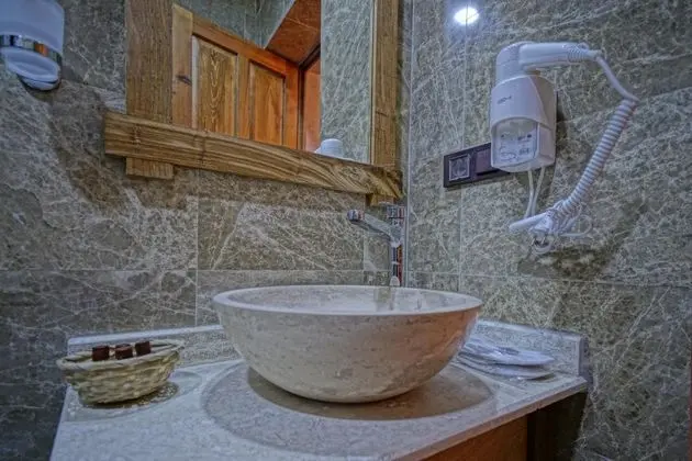 Çift Kişilik, Avlu Manzaralı