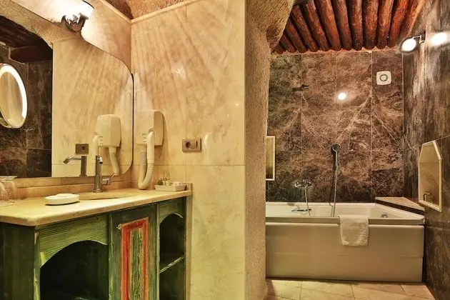 Deluxe Suite I