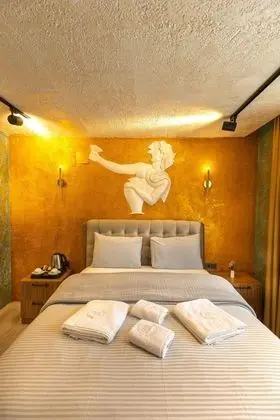 Deluxe DoubleEl işçiliği ile yapılmış figüratif duvar rölyefi, yatağınızın başında adeta bir sanat eseri gibi duruyor. Sade ve etkileyici bir atmosfer.