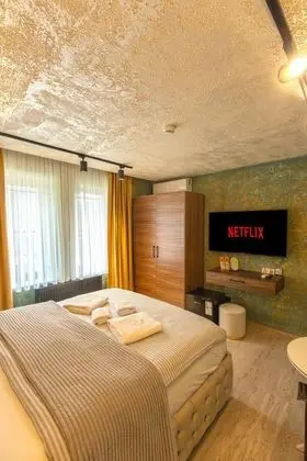 Netflix destekli TV, modern gardırop ve oturma alanıyla tamamlanan bu odada, hem dinlenebilir hem de keyifli vakit geçirebilirsiniz.
