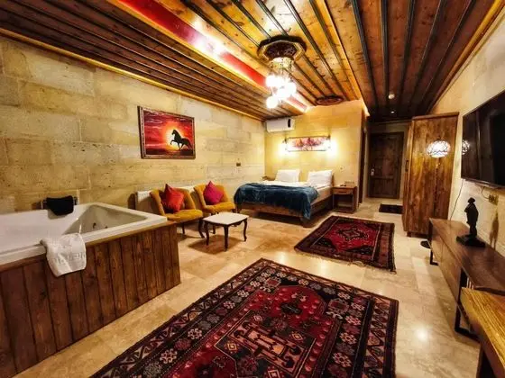 Queen Suite - Jakuzili, Avlu Manzaralı, Jakuzili ve Balkonlu