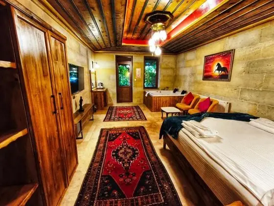 Queen Suite - Jakuzili, Avlu Manzaralı, Jakuzili ve Balkonlu