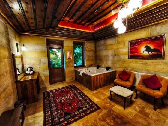 Queen Suite - Jakuzili, Avlu Manzaralı, Jakuzili ve Balkonlu