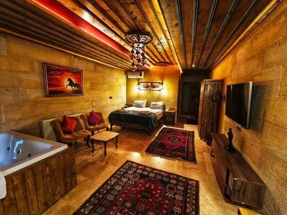 Queen Suite - Jakuzili, Avlu Manzaralı, Jakuzili ve Balkonlu